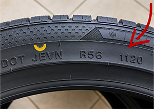 <div style="font-size:14px;line-height:1.6;"> <p style="margin-bottom:15px;">La date de fabrication des pneus est une donnée essentielle pour évaluer l’âge réel d’un pneumatique et comprendre son niveau potentiel de performance et de sécurité. Lors de l’achat de nouveaux <a href="https://www.pneumaticidiretti.com/fr/pneus"><strong>pneus voiture</strong></a>, de nombreux conducteurs se concentrent uniquement sur le prix ou la profondeur de la bande de roulement, sans vérifier la date de production.</p> <p style="margin-bottom:15px;">Pourtant, connaître l’âge d’un pneu permet d’effectuer un choix plus éclairé et de mieux comprendre son historique. Grâce au code DOT inscrit sur le flanc du pneumatique, il est possible d’identifier précisément la semaine et l’année de fabrication.</p> <h2 style="font-size:28px;line-height:1.3;margin:30px 0 15px;font-weight:700;">Réponse Rapide</h2> <p style="margin-bottom:15px;">La date de fabrication des pneus se lit grâce aux quatre derniers chiffres du code DOT. Les deux premiers chiffres indiquent la semaine de fabrication et les deux derniers l’année. Par exemple, le code 2425 signifie que le pneu a été fabriqué pendant la 24ᵉ semaine de l’année 2025. Cette information permet de connaître l’âge réel du pneumatique et d’évaluer son état général.</p> <h2 style="font-size:28px;line-height:1.3;margin:30px 0 15px;font-weight:700;">Qu'est-ce que la date de fabrication d'un pneu ?</h2> <p style="margin-bottom:15px;">La date de fabrication correspond au moment où le pneu a été produit dans son usine de fabrication. Cette donnée fait partie du marquage DOT, un système international permettant d’assurer la traçabilité des pneumatiques.</p> <p style="margin-bottom:15px;">Que vous recherchiez des <a href="https://www.pneumaticidiretti.com/fr/pneus-ete"><strong>pneus été</strong></a>, des pneus hiver ou des pneus toutes saisons, la date de fabrication reste un indicateur utile pour évaluer l’ancienneté du produit.</p> <h3 style="font-size:22px;line-height:1.3;margin:25px 0 10px;font-weight:700;">Pourquoi cette information est-elle importante ?</h3> <p style="margin-bottom:15px;">Les pneumatiques sont fabriqués à partir de mélanges complexes de caoutchouc, de polymères et de matériaux techniques. Même lorsqu’ils ne roulent pas, ces matériaux évoluent naturellement avec le temps.</p> <h3 style="font-size:22px;line-height:1.3;margin:25px 0 10px;font-weight:700;">Âge du pneu et usure : deux notions différentes</h3> <p style="margin-bottom:15px;">Un pneu peut présenter une bande de roulement encore profonde tout en étant relativement ancien. À l’inverse, un pneu récent peut déjà être fortement usé après un kilométrage important.</p> <h2 style="font-size:28px;line-height:1.3;margin:30px 0 15px;font-weight:700;">Où trouver le code DOT ?</h2> <p style="margin-bottom:15px;">Le code DOT est gravé sur le flanc du pneu. Il se compose de plusieurs lettres et chiffres permettant d’identifier l’usine de production, les caractéristiques du lot ainsi que la date de fabrication.</p> <h3 style="font-size:22px;line-height:1.3;margin:25px 0 10px;font-weight:700;">Position du marquage</h3> <p style="margin-bottom:15px;">Selon le modèle, le marquage complet peut être visible sur le côté extérieur ou intérieur du pneu. Une inspection visuelle est parfois nécessaire pour retrouver l’intégralité du code.</p> <h3 style="font-size:22px;line-height:1.3;margin:25px 0 10px;font-weight:700;">Comment lire les quatre derniers chiffres ?</h3> <p style="margin-bottom:15px;">Les quatre derniers chiffres du DOT sont les plus importants pour le consommateur. Ils indiquent directement la semaine et l’année de fabrication.</p> <div style="width:100%;overflow-x:auto;-webkit-overflow-scrolling:touch;margin:20px 0;"> <table style="width:100%;border-collapse:collapse;font-size:14px;line-height:1.5;min-width:800px;table-layout:auto;"> <thead> <tr> <th scope="col" style="border:1px solid #ddd;padding:10px;font-weight:700;background:#f7f7f7;min-width:150px;white-space:nowrap;">Code DOT</th> <th scope="col" style="border:1px solid #ddd;padding:10px;font-weight:700;background:#f7f7f7;min-width:220px;">Semaine</th> <th scope="col" style="border:1px solid #ddd;padding:10px;font-weight:700;background:#f7f7f7;min-width:220px;">Interprétation</th> </tr> </thead> <tbody> <tr> <td style="border:1px solid #ddd;padding:10px;min-width:150px;white-space:nowrap;">2425</td> <td style="border:1px solid #ddd;padding:10px;">24</td> <td style="border:1px solid #ddd;padding:10px;">Juin 2025 environ</td> </tr> <tr> <td style="border:1px solid #ddd;padding:10px;min-width:150px;white-space:nowrap;">0124</td> <td style="border:1px solid #ddd;padding:10px;">01</td> <td style="border:1px solid #ddd;padding:10px;">Janvier 2024</td> </tr> <tr> <td style="border:1px solid #ddd;padding:10px;min-width:150px;white-space:nowrap;">4023</td> <td style="border:1px solid #ddd;padding:10px;">40</td> <td style="border:1px solid #ddd;padding:10px;">Octobre 2023</td> </tr> </tbody> </table> </div> <h2 style="font-size:28px;line-height:1.3;margin:30px 0 15px;font-weight:700;">Comment interpréter la date de fabrication ?</h2> <p style="margin-bottom:15px;">L’interprétation du code est simple. Les deux premiers chiffres représentent la semaine de fabrication, tandis que les deux derniers indiquent l’année.</p> <p style="margin-bottom:15px;">Cette vérification est particulièrement utile pour les conducteurs utilisant des <a href="https://www.pneumaticidiretti.com/fr/pneus-4-saisons"><strong>pneus 4 saisons</strong></a> tout au long de l’année.</p> <h3 style="font-size:22px;line-height:1.3;margin:25px 0 10px;font-weight:700;">Exemple concret</h3> <p style="margin-bottom:15px;">Un pneu portant le marquage 3524 a été fabriqué durant la 35ᵉ semaine de l’année 2024. Cette information permet d’évaluer immédiatement son ancienneté.</p> <!-- FIN PARTIE 1 --> </div>