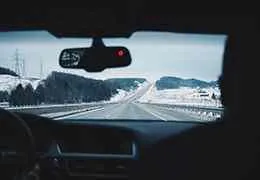Comment conduire dans la neige, la pluie et le brouillard