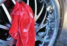 Comment nettoyer les pneus de voiture et de moto.