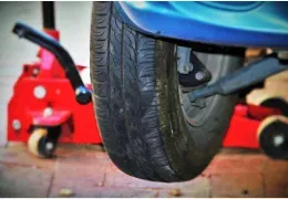 Inversion de pneu de voiture : guide essentiel
