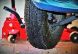 Rotazione pneumatici auto: guida essenziale Rotazione pneumatici auto: guida essenziale