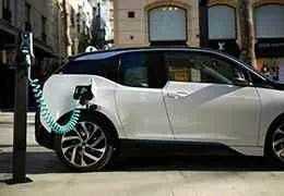 Ricarica la tua auto elettrica con diversi tipi di cavi.